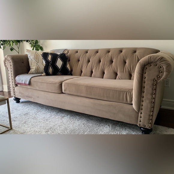 LUXURIOUS VELVET CHESTERFIELD SOFA IN TAUPE - Picture 1 of 8